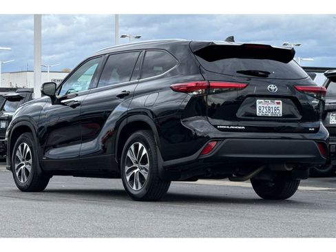 Certified 2022 Toyota Highlander XLE image 6