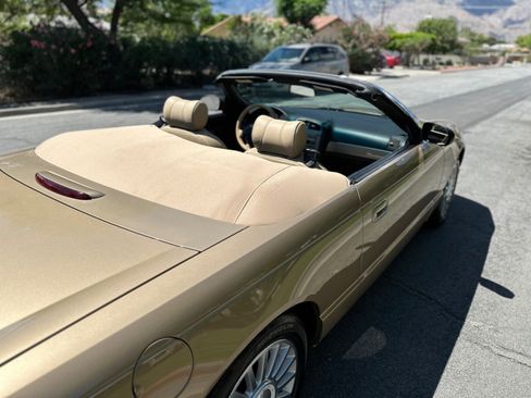 Used 2005 Ford Thunderbird Deluxe RWD image 6