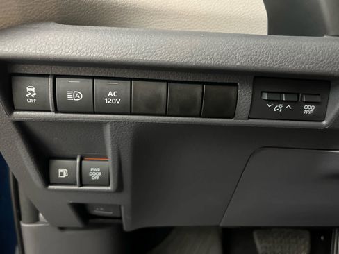 Used 2021 Toyota Sienna Limited image 22