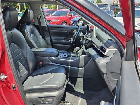 Used 2022 Toyota Highlander XLE image 19