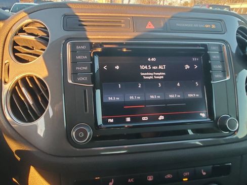 Used 2017 Volkswagen Tiguan S image 19