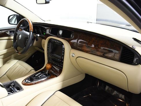 Used 2009 Jaguar XJ8 image 27