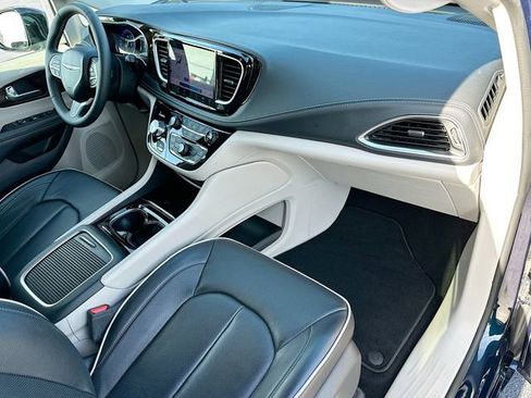 Used 2024 Chrysler Pacifica Limited FWD image 31