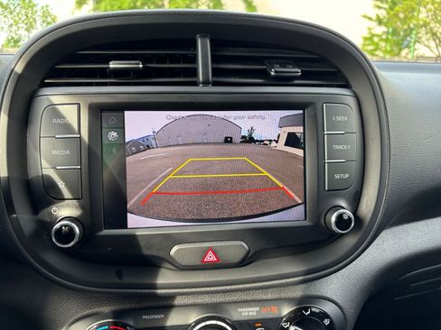 Used 2025 Kia Soul LX w/ LX Technology Package FWD image 23