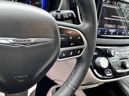 Used 2022 Chrysler Pacifica Touring-L image 15
