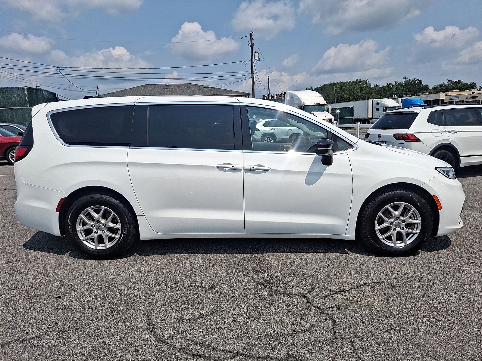 Used 2024 Chrysler Pacifica Touring-L FWD image 7