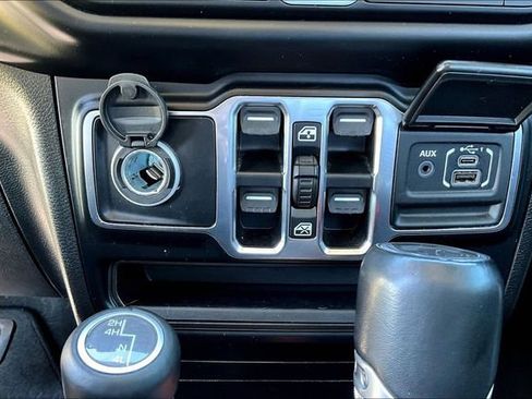 Used 2022 Jeep Wrangler Unlimited Sahara w/ Cold Weather Group image 17