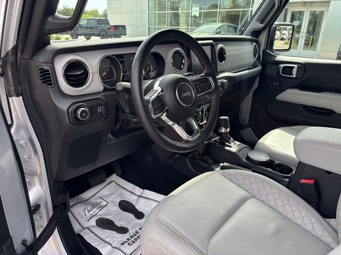 Used 2023 Jeep Wrangler Unlimited Sahara AWD/4WD image 19