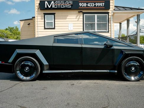 Used 2024 Tesla Cybertruck AWD Crew Cab image 4