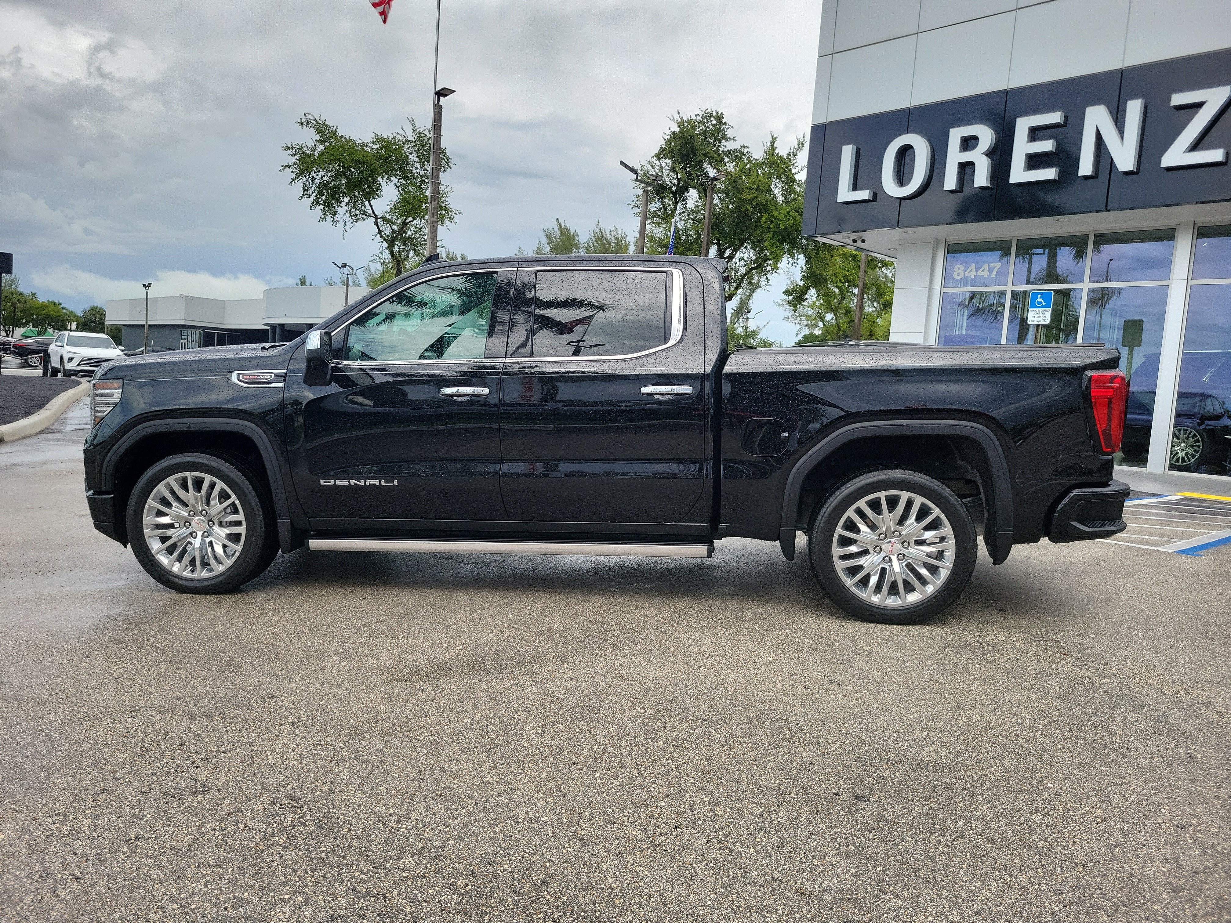 Used 2024 GMC Sierra 1500 Denali w/ Technology Package AWD/4WD image 8