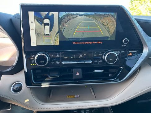 Used 2024 Toyota Highlander Platinum FWD image 22