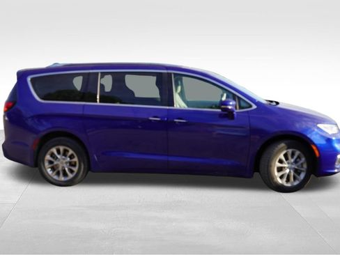 Used 2021 Chrysler Pacifica Touring-L w/ Uconnect Theater Family Group AWD/4WD image 2