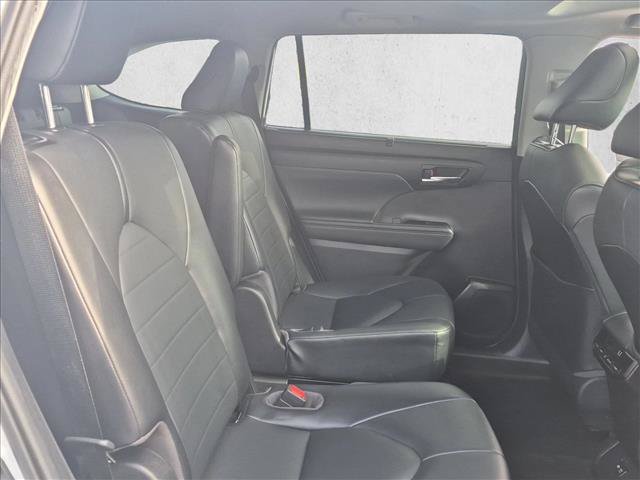 Used 2020 Toyota Highlander XLE FWD image 22