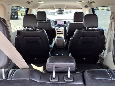 Used 2024 Chrysler Pacifica Touring-L FWD image 27