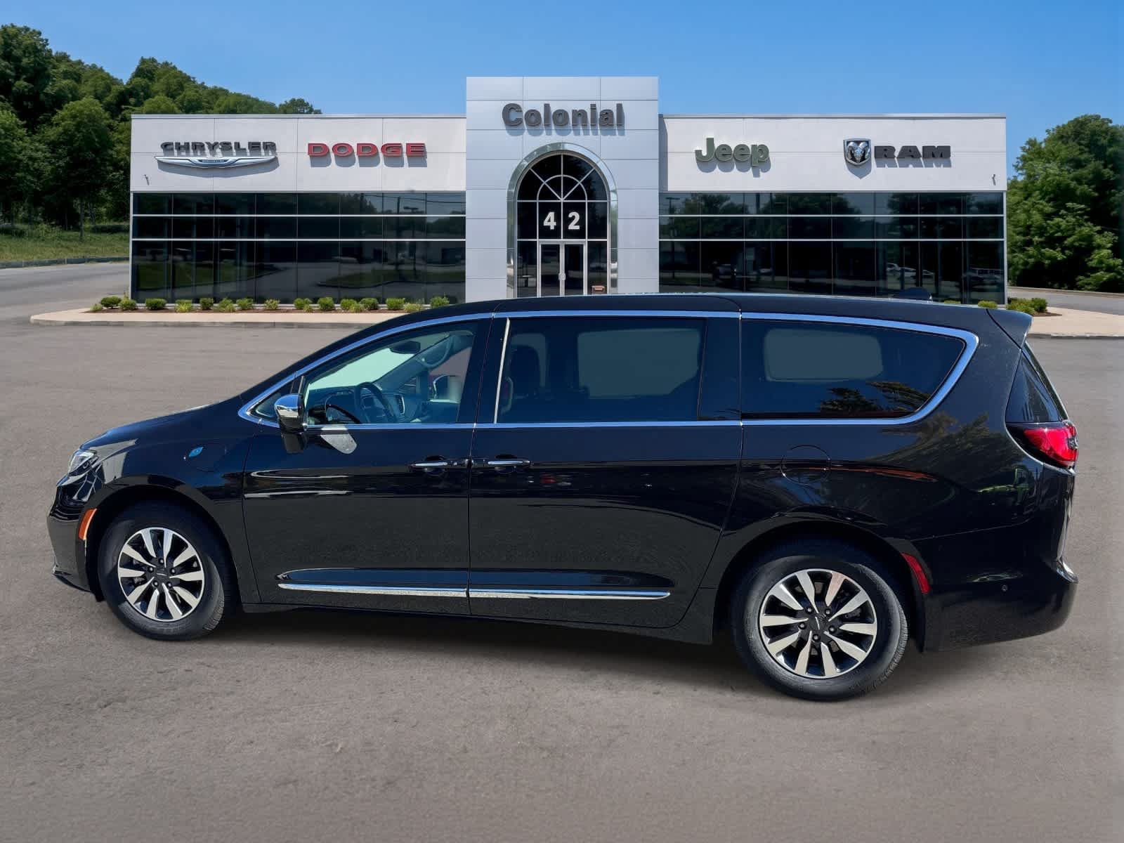 Used 2023 Chrysler Pacifica Limited w/ Uconnect Theater Family Group FWD image 2