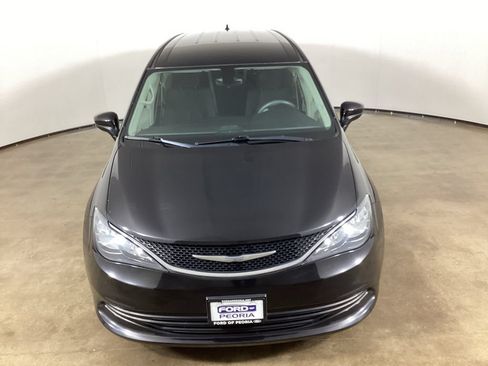 Used 2017 Chrysler Pacifica Touring FWD image 4