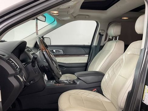 Used 2017 Ford Explorer Platinum image 10