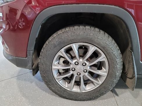 Used 2019 Jeep Cherokee Latitude Plus w/ Comfort/Convenience Group AWD/4WD image 12