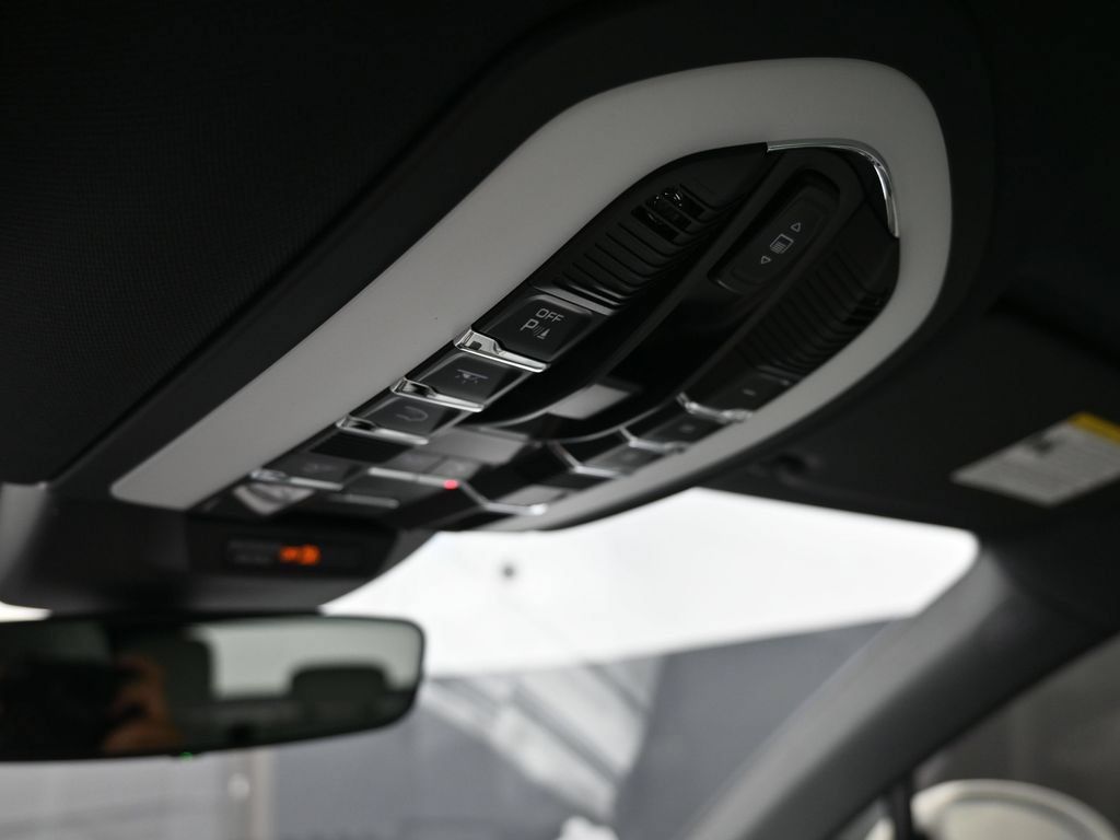 Certified 2025 Porsche Macan AWD/4WD image 18