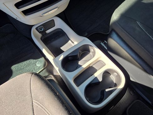 Used 2022 Chrysler Voyager LX image 35