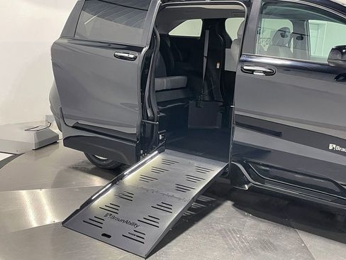 Used 2025 Toyota Sienna XLE FWD image 26