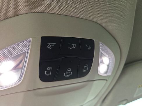 Used 2023 Chrysler Pacifica Touring-L image 28