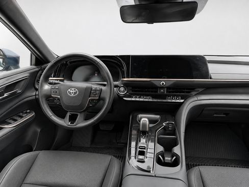 Used 2025 Toyota Crown AWD/4WD image 17