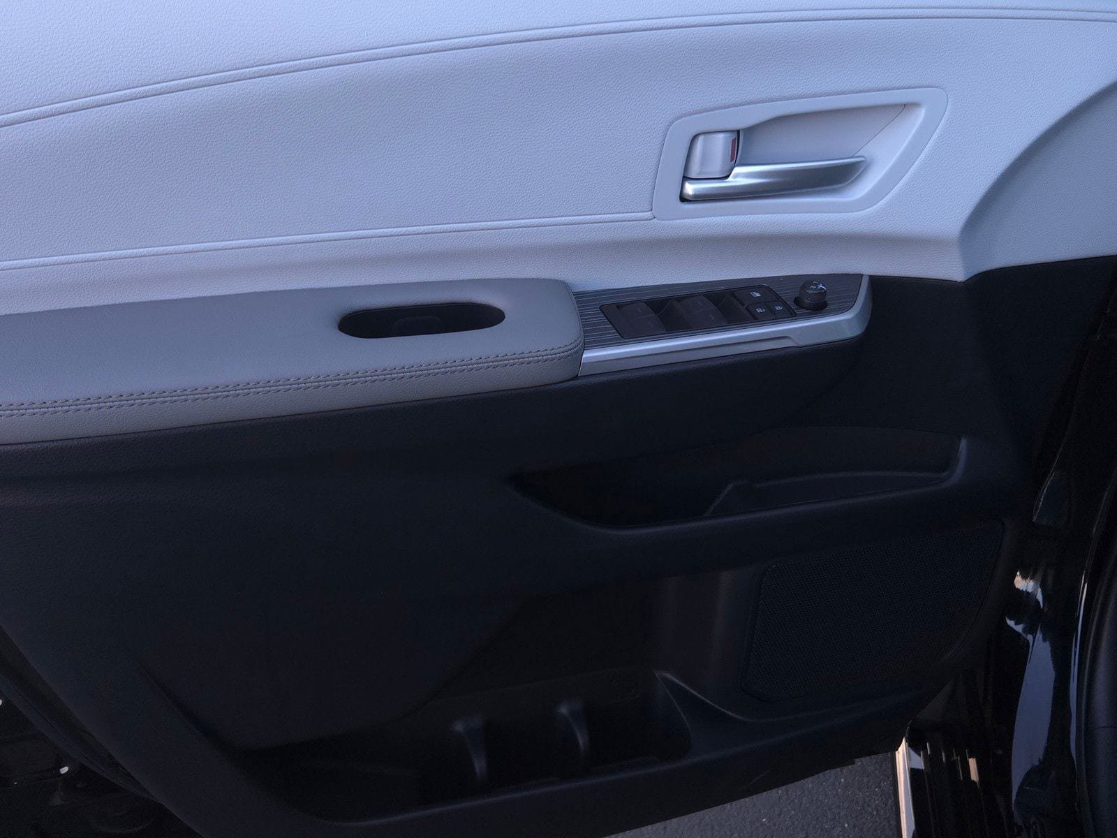 Certified 2026 Toyota Sienna XLE FWD image 9