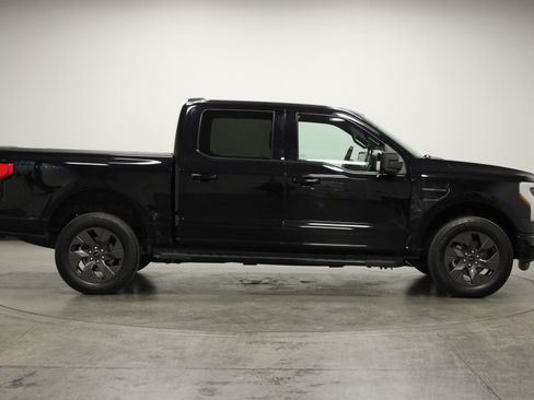 Used 2022 Ford F150 Lightning Lariat image 9