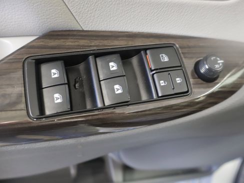 Used 2019 Toyota Sienna XLE image 3