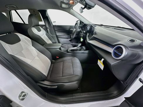 Used 2025 Chevrolet Trax LS FWD image 28