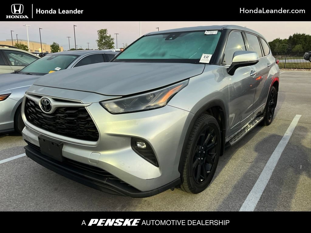 Used 2022 Toyota Highlander LE FWD image 1
