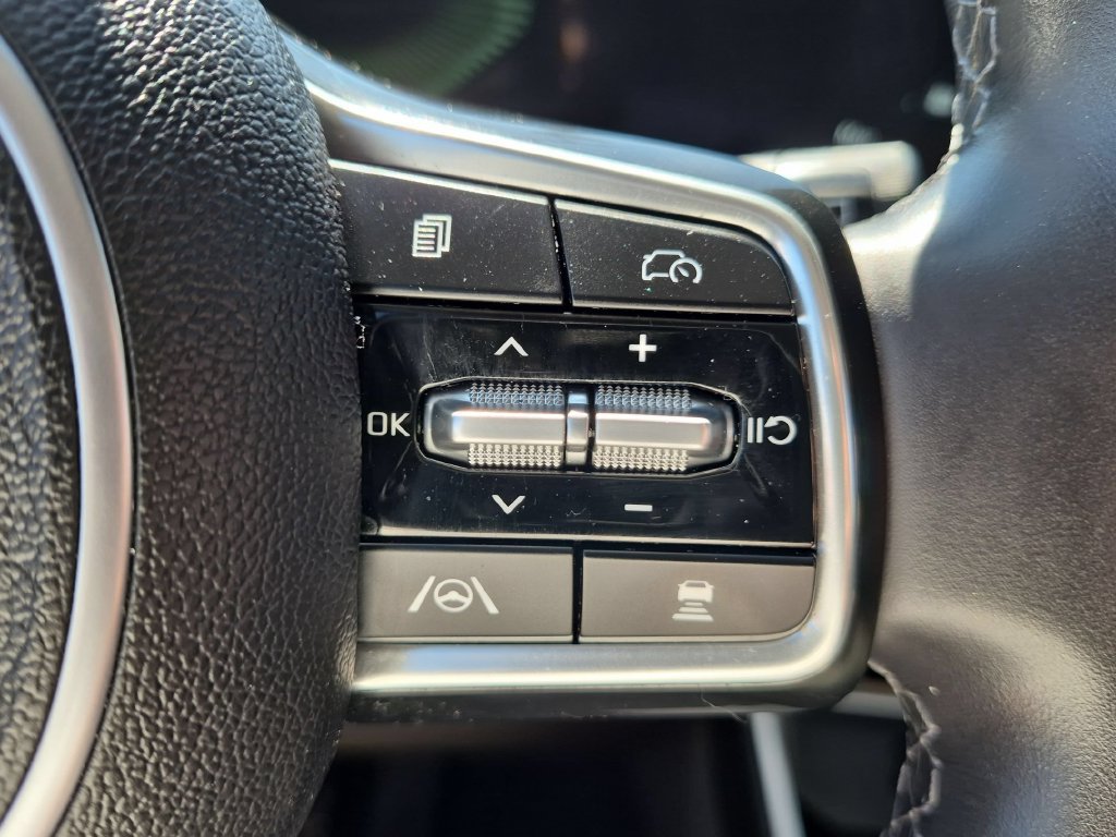 Used 2025 Kia Carnival FWD image 22