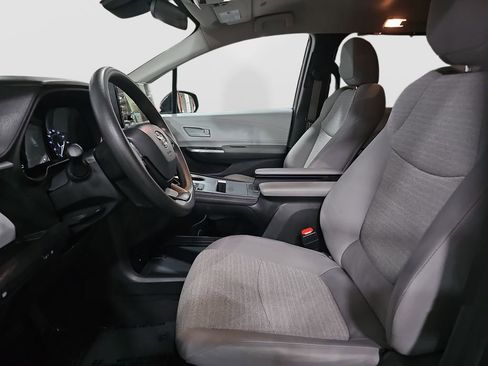 Certified 2025 Toyota Sienna LE image 16