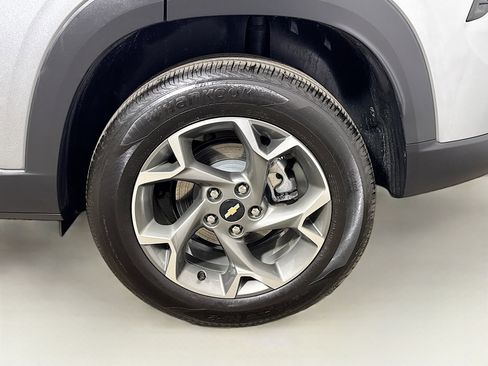 Used 2025 Chevrolet Trax LT w/ LT Convenience Package image 28