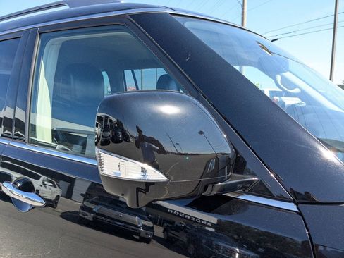 Used 2023 Nissan Armada SL w/ Captain's Chairs Package image 12