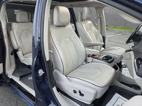 Used 2017 Chrysler Pacifica Limited w/ UConnect Theater Package FWD image 50
