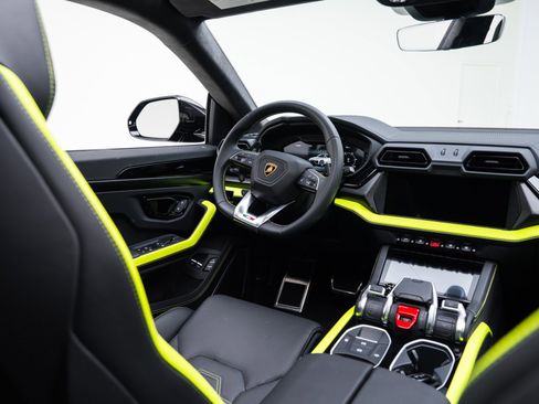 Used 2025 Lamborghini Urus SE image 2