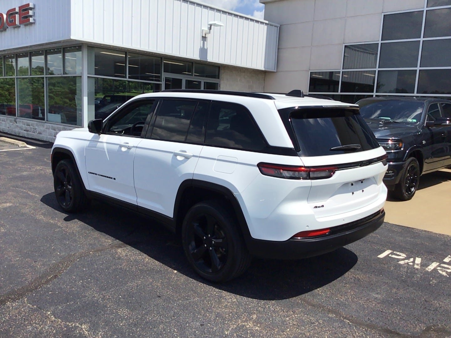 Certified 2024 Jeep Grand Cherokee Altitude AWD/4WD image 6
