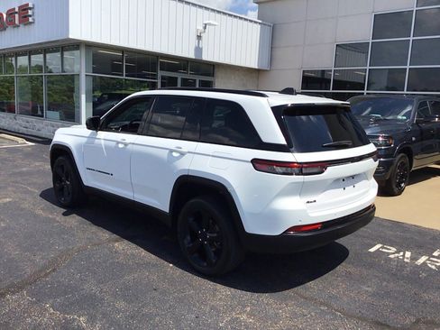 Certified 2024 Jeep Grand Cherokee Altitude AWD/4WD image 6