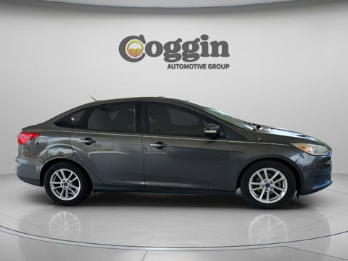 Used 2017 Ford Focus SE FWD image 6