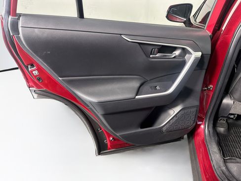 Used 2019 Toyota RAV4 XLE w/ Convenience Package FWD image 27