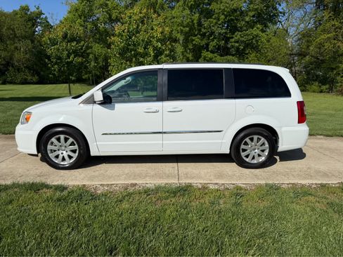 Used 2016 Chrysler Town & Country Touring FWD image 2