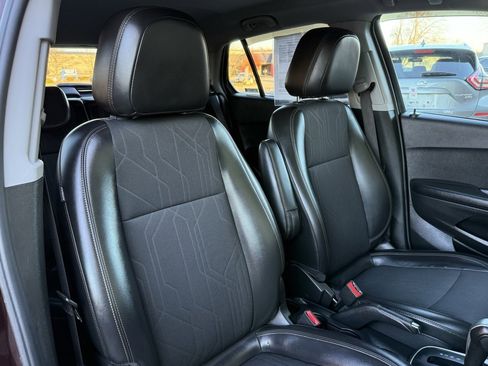 Used 2021 Chevrolet Trax LT w/ LT Convenience Package image 18