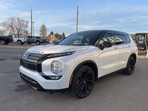 Used 2023 Mitsubishi Outlander SE Black Edition image 5