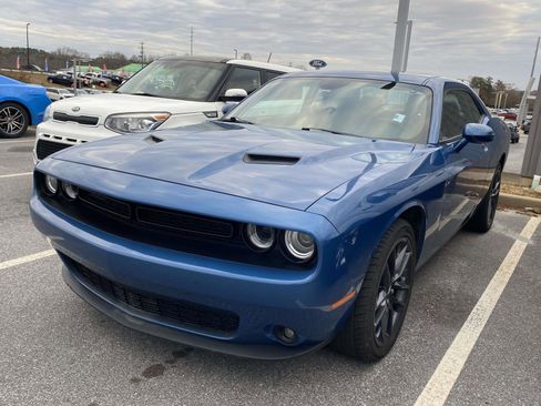 Used 2022 Dodge Challenger SXT w/ Plus Package image 3
