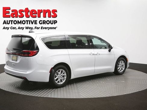 Used 2023 Chrysler Pacifica Touring-L FWD image 43