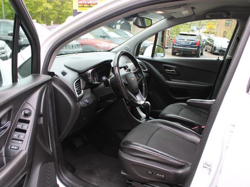 Used 2019 Chevrolet Trax LT w/ LT Convenience Package AWD/4WD image 22