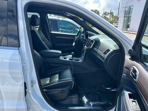 Used 2015 Jeep Grand Cherokee Overland w/ Advanced Technology Group AWD/4WD image 37