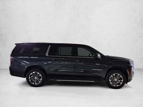 Used 2025 Chevrolet Suburban LS RWD image 4